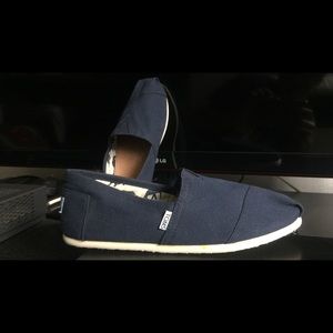 TOMS men’s navy classics (never worn)