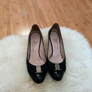 Ferragamo signature bow black patent w round toe