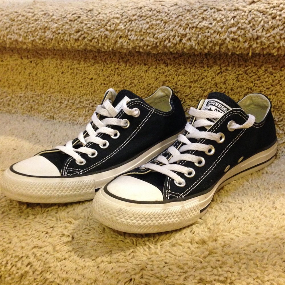 Black converse low top shoes 7