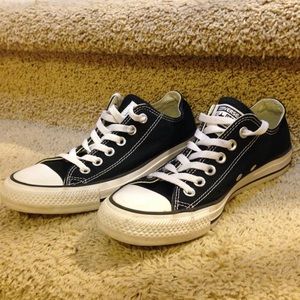 Black converse low top shoes 7