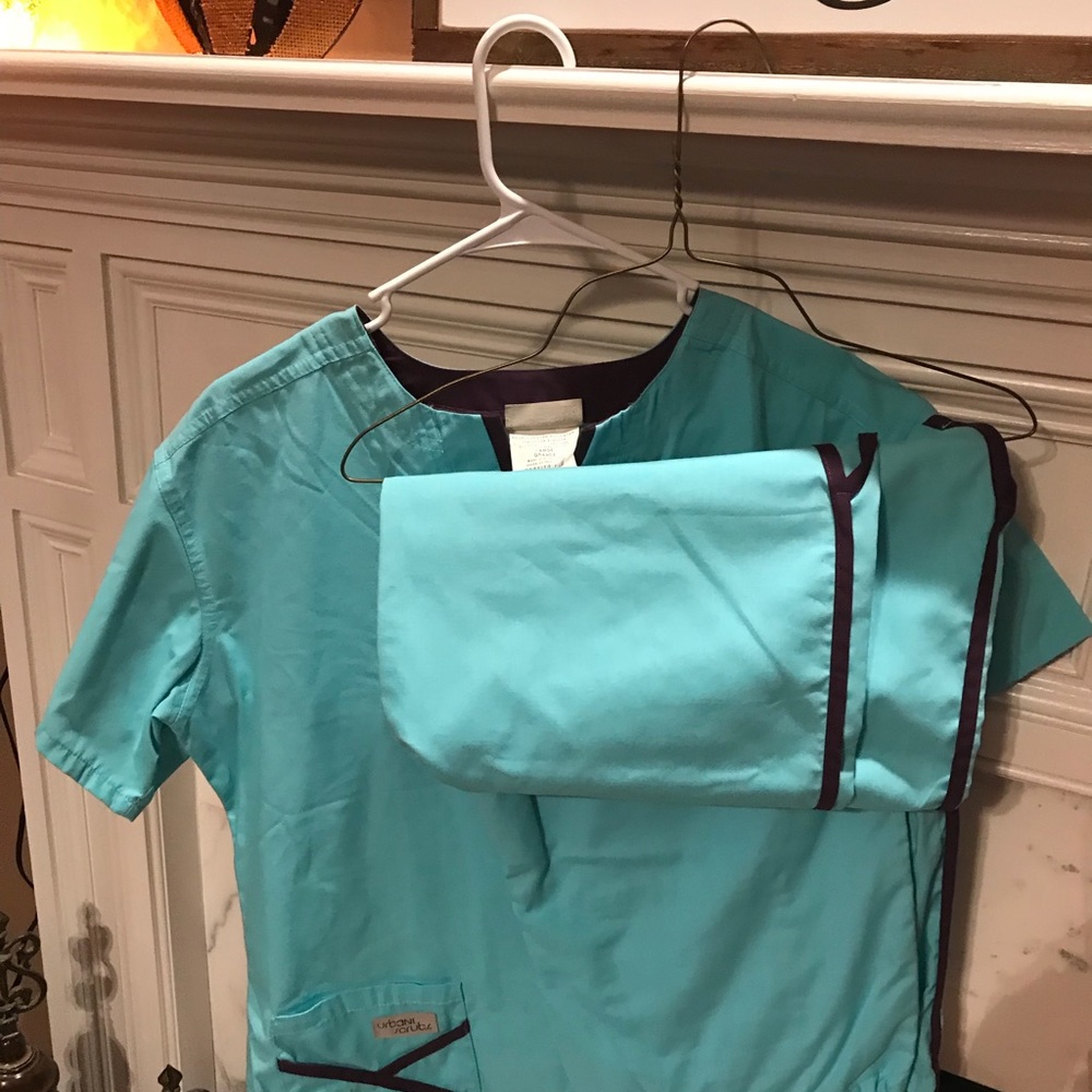 Women’s Urbane Scrub/Uniform set Large