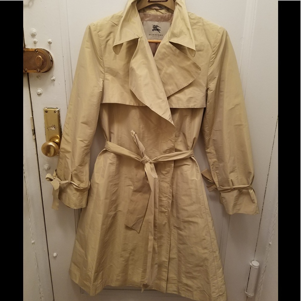 Burberry shiny light weight elegant trench coat