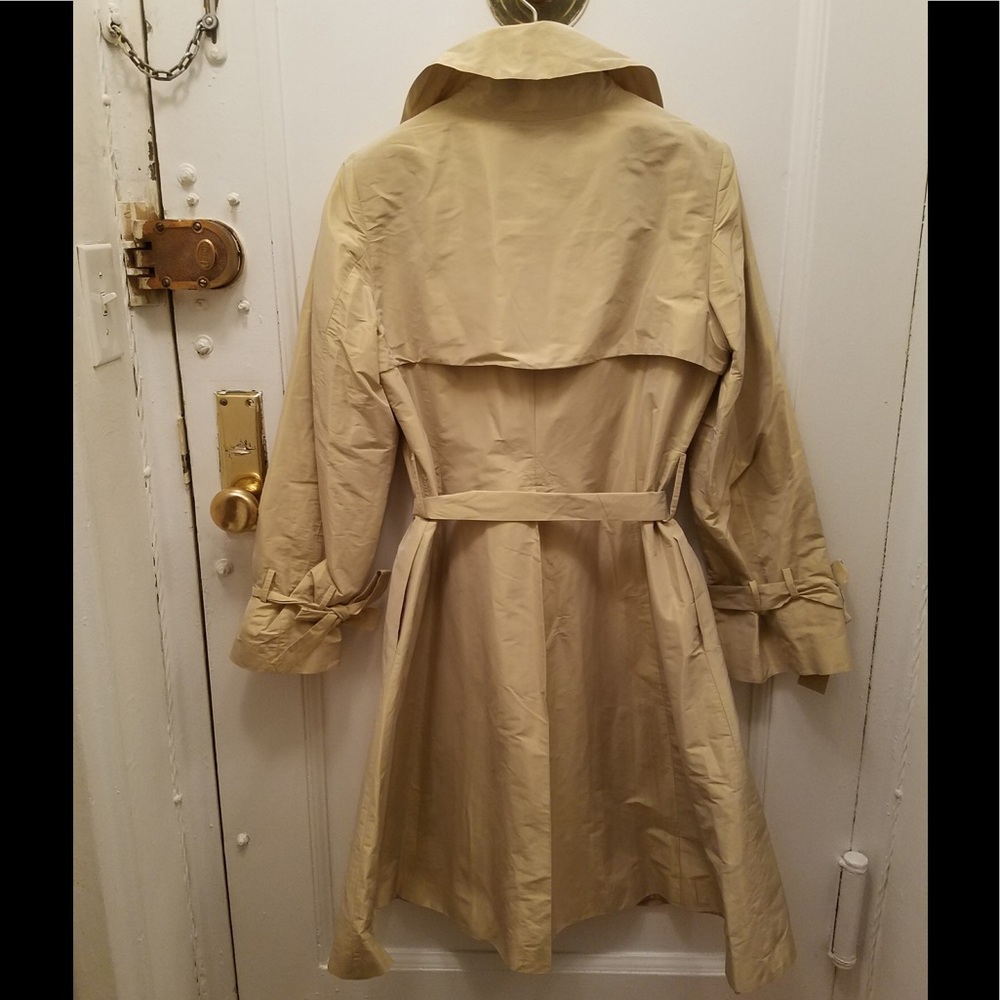 Burberry shiny light weight elegant trench coat - Picture 2 of 13