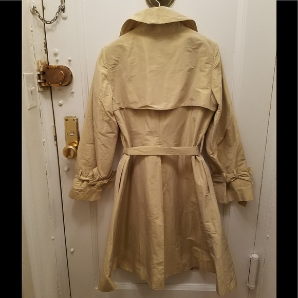 Burberry shiny light weight elegant trench coat - Picture 2 of 13