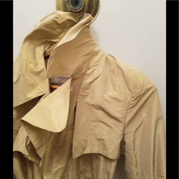 Burberry shiny light weight elegant trench coat - Picture 3 of 13