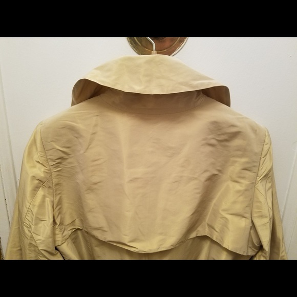Burberry shiny light weight elegant trench coat - Picture 5 of 13