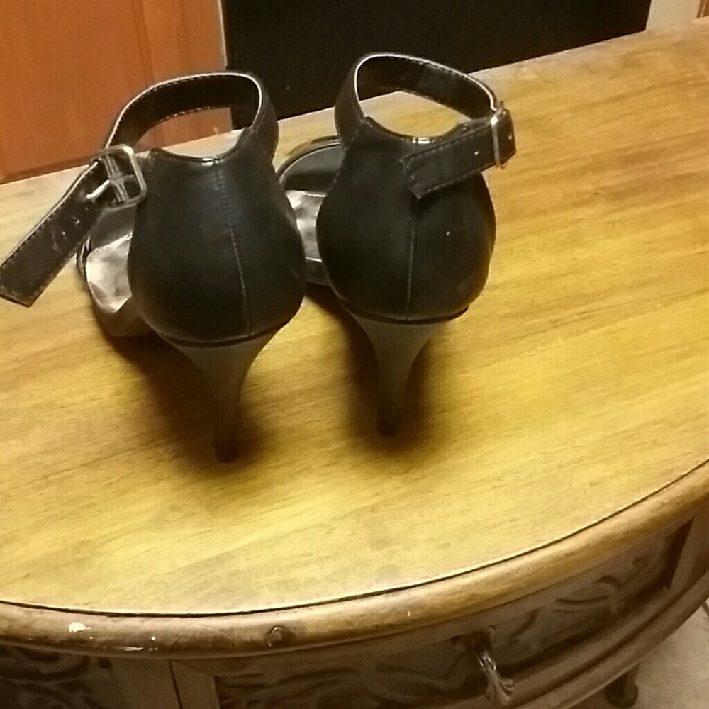 Heels - Picture 4 of 4
