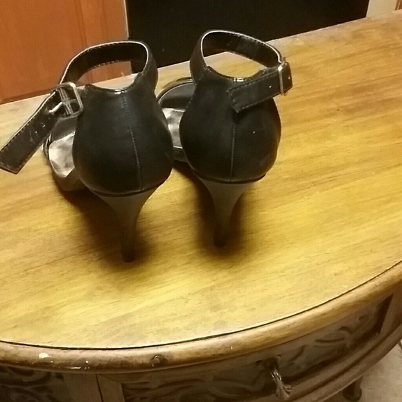 Heels - Picture 4 of 4