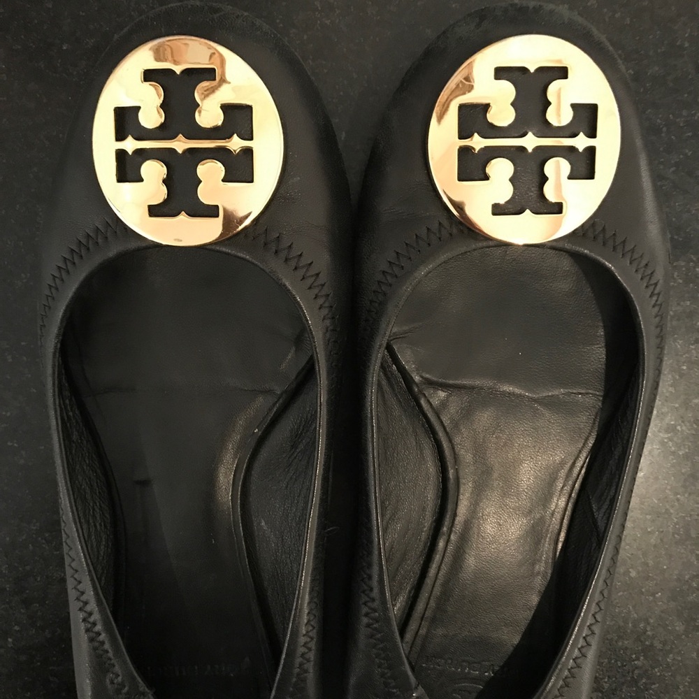 Tory Burch black ballerina flats gold logo!