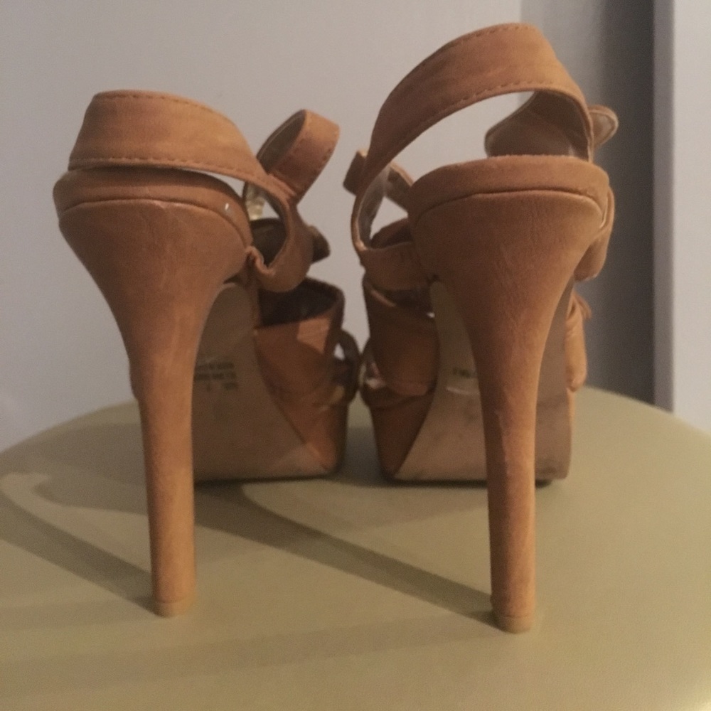 Tan heels - Picture 2 of 3