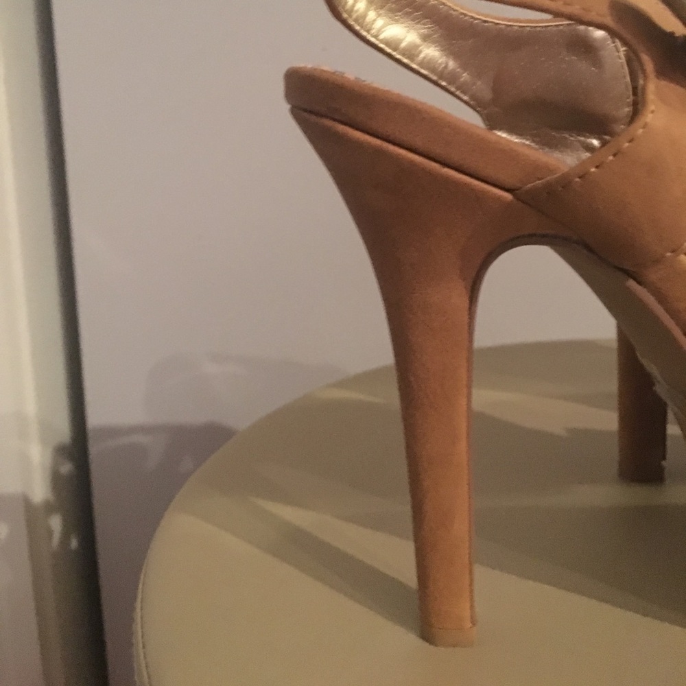 Tan heels - Picture 3 of 3