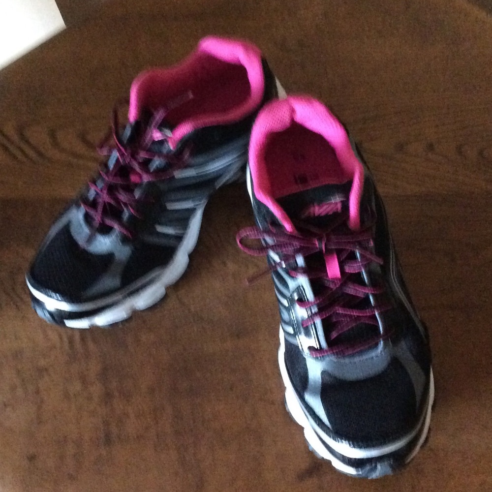 AVIA Athletic shoes
