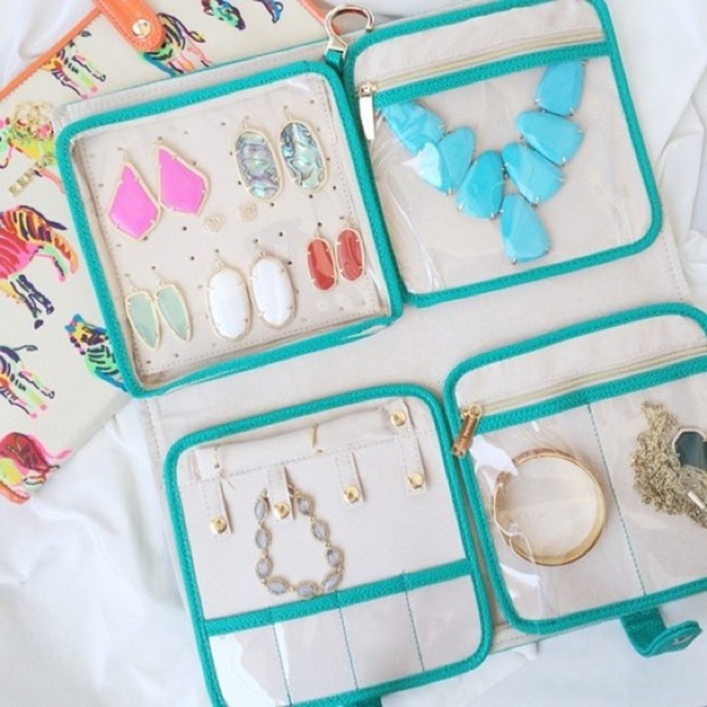 Kendra Scott's jewelry organizer- Ivory and Gold!