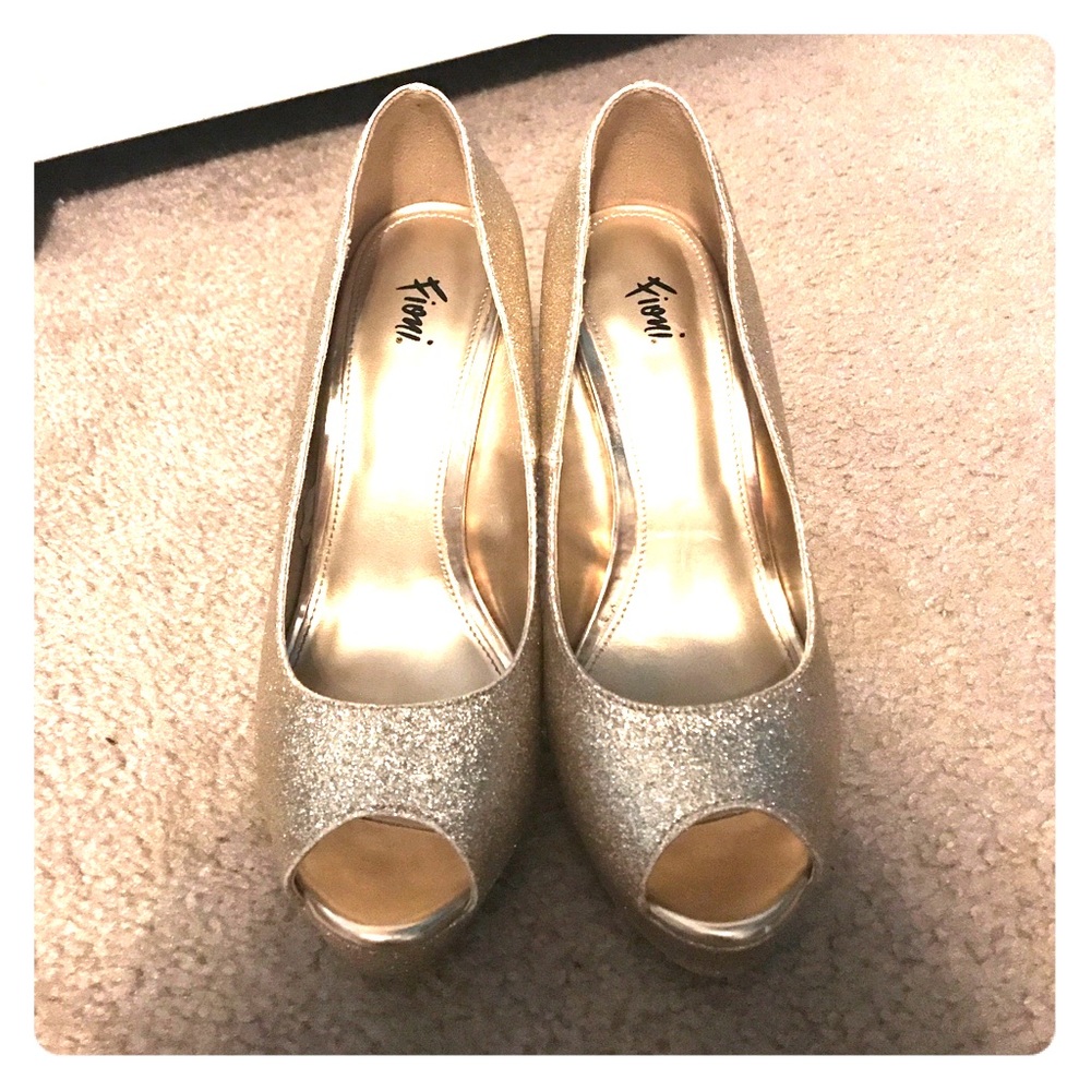 Gold heels - Picture 1 of 3