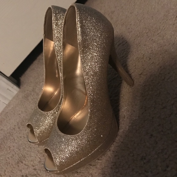 Gold heels - Picture 2 of 3