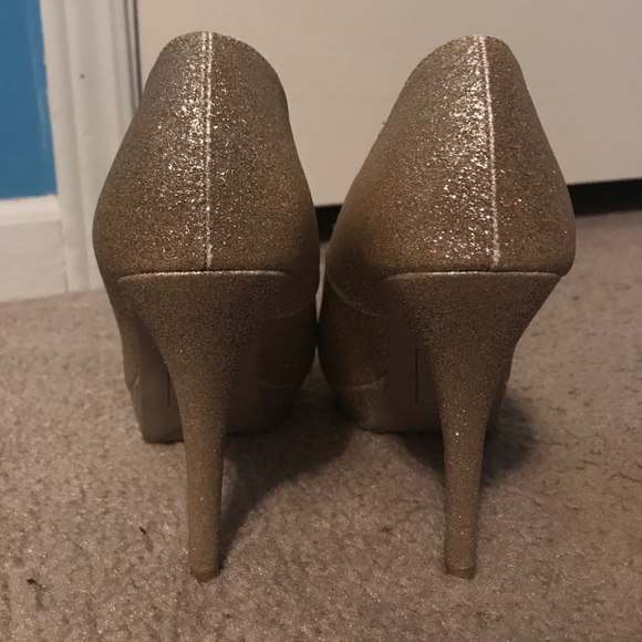 Gold heels - Picture 3 of 3