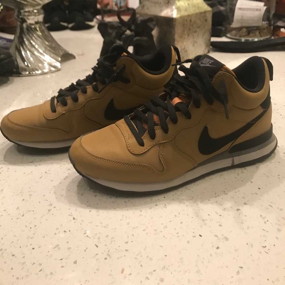 Nike international mid