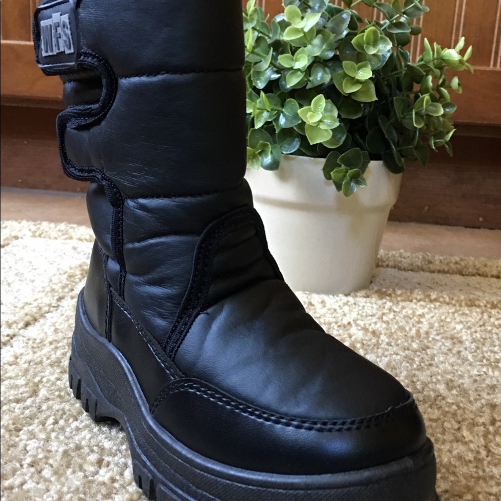 WFS winter boots hook & loop kids size 12 black