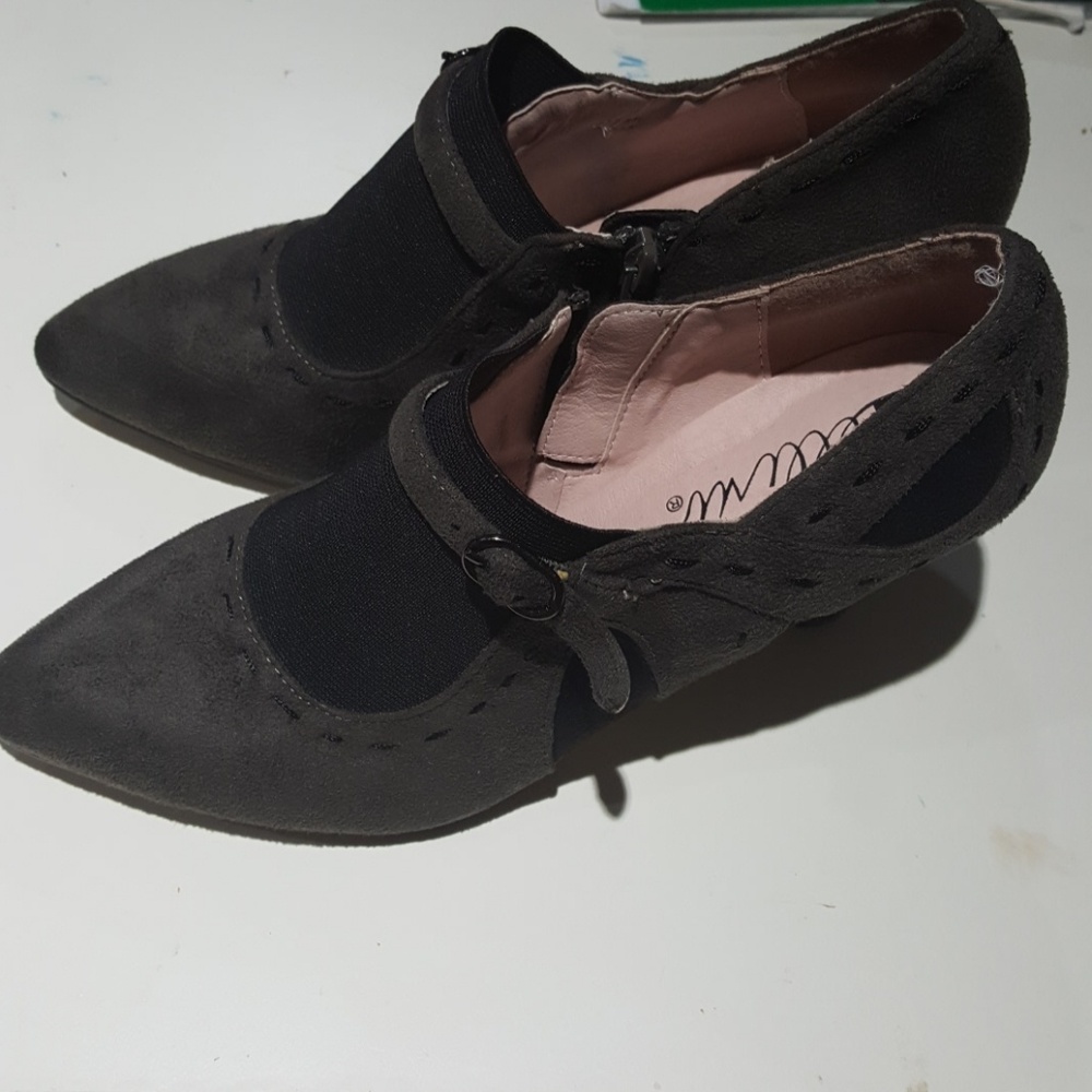 Shoes - Picture 2 of 6