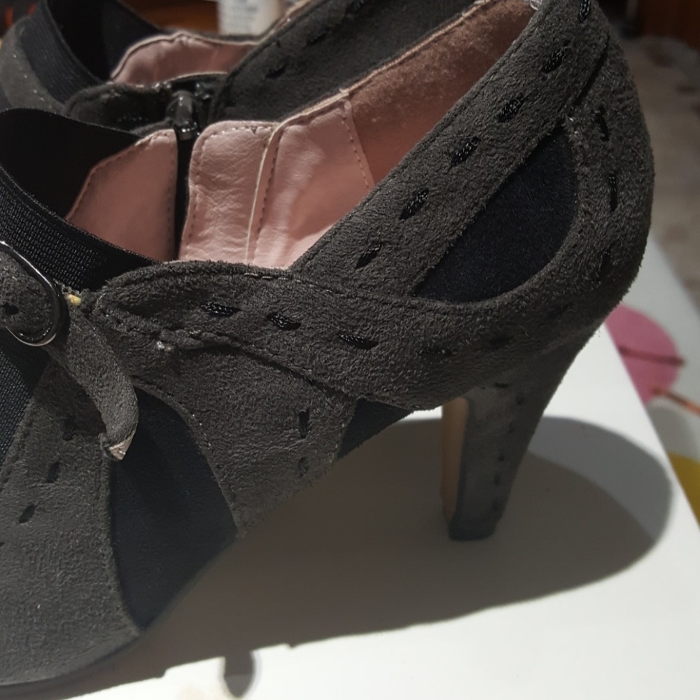 Shoes - Picture 3 of 6