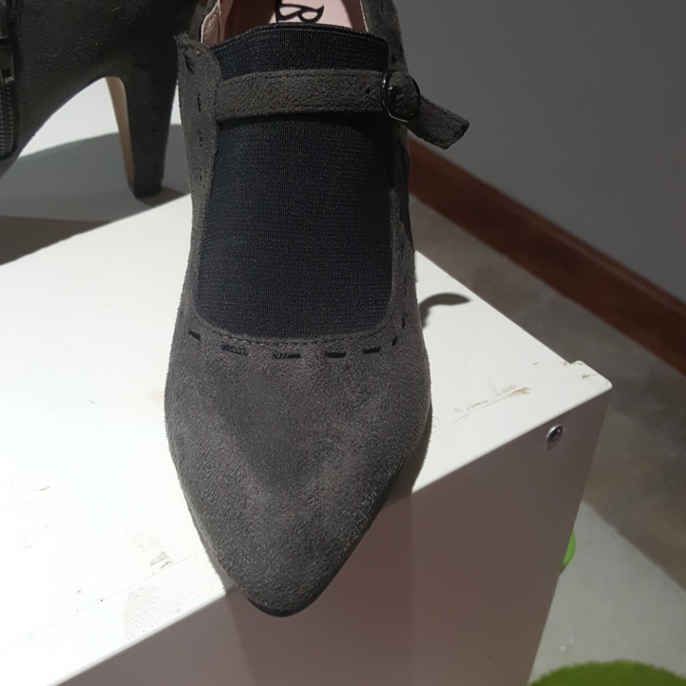 Shoes - Picture 4 of 6