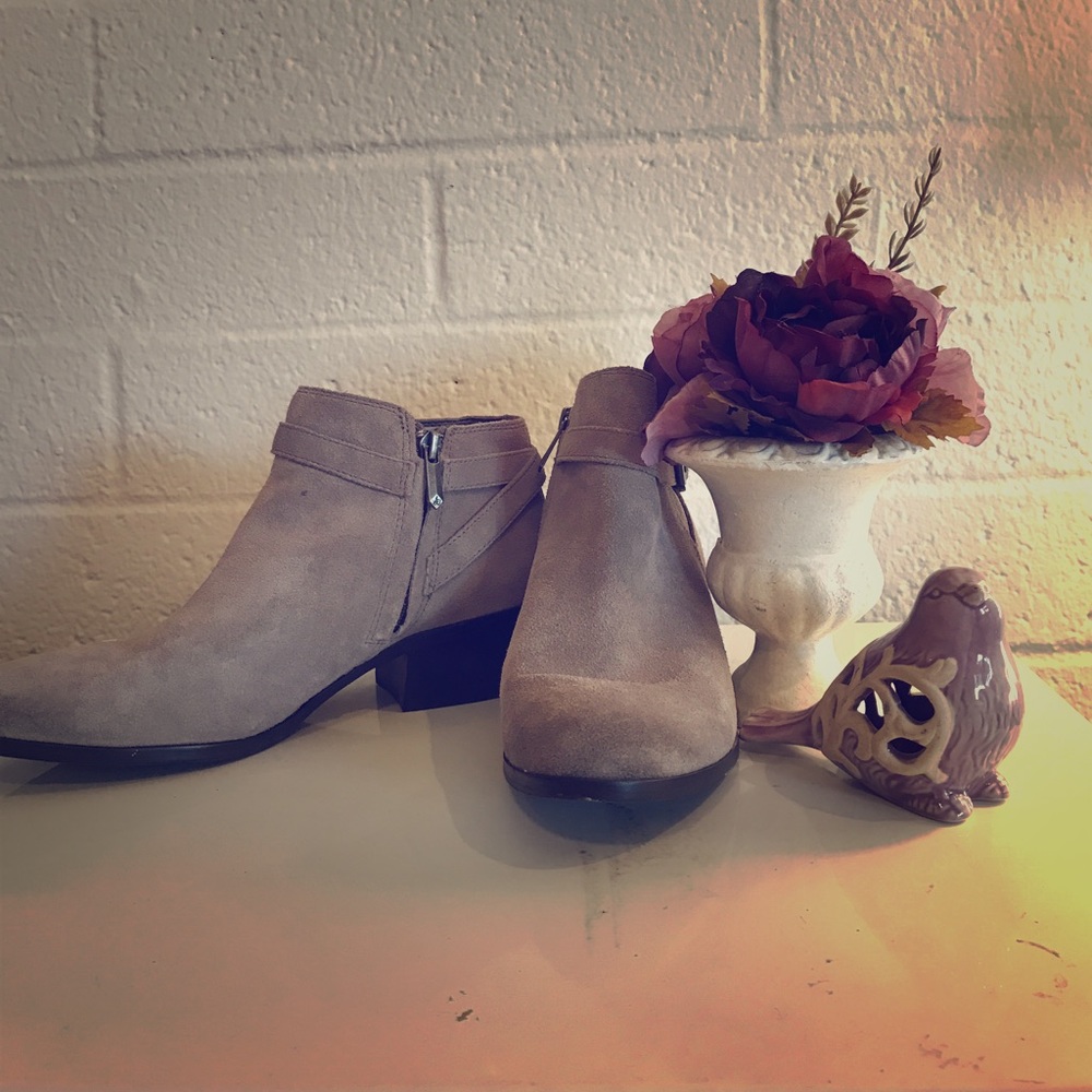 PERFECT FOR FALL 🍂Grey Suede Booties