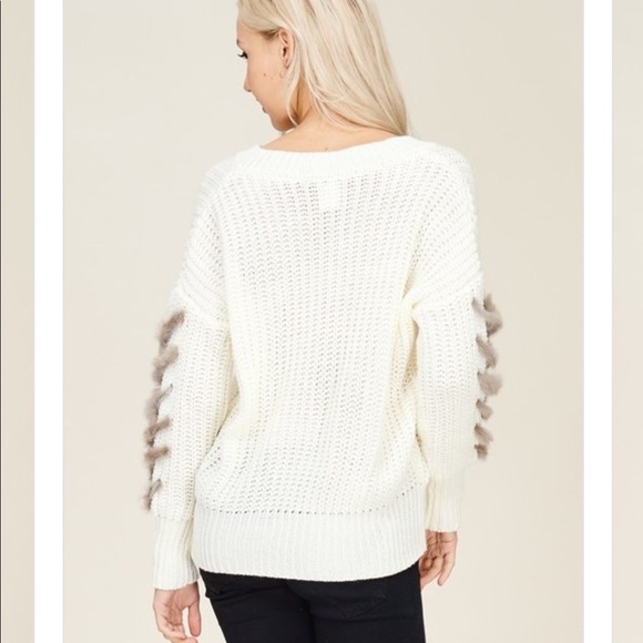 ✨Chunky Knit V-Neck Sweater W/ Rabbit Fur Trim✨ - Picture 2 of 3