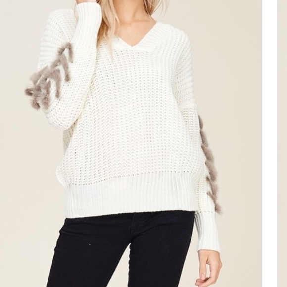 ✨Chunky Knit V-Neck Sweater W/ Rabbit Fur Trim✨ - Picture 3 of 3