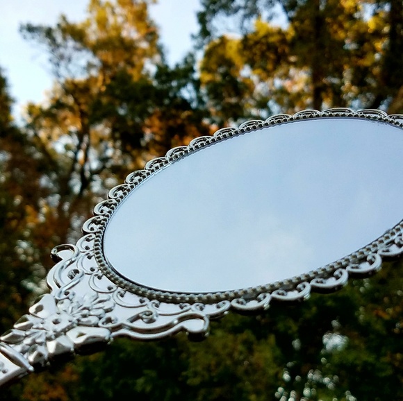🎀 Victorian Style Plastic Vanity Hand Mirror 🎀 - Picture 2 of 4