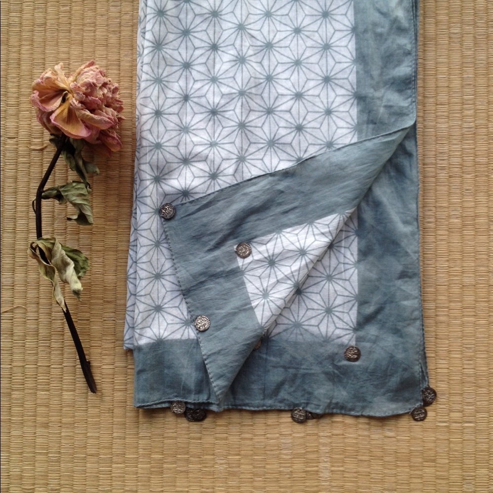 Light Geometric White Light Blur Scarf