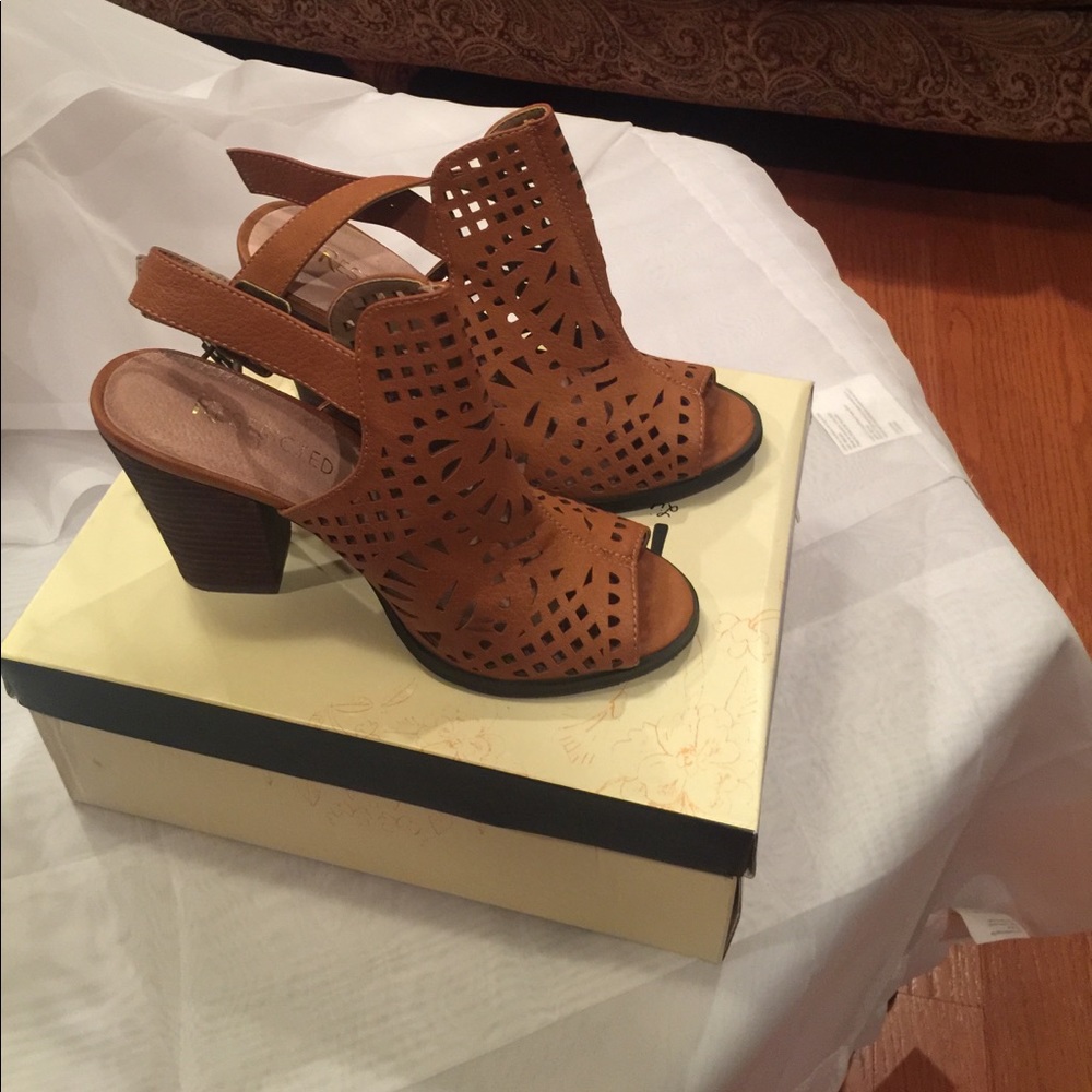 Restricted cognac windie shoes
