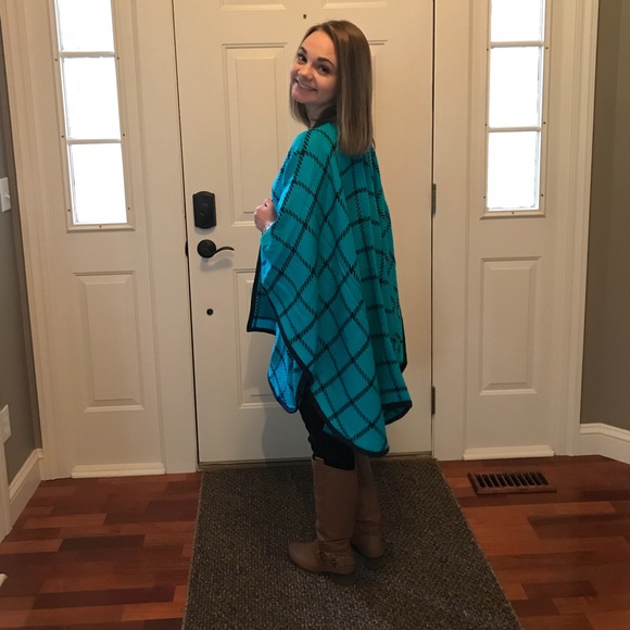💕HP💕 Turquoise and Navy Check Shawl - Picture 2 of 4