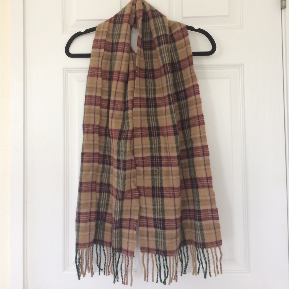 Stylish plaid scarf - perfect for fall 🍁