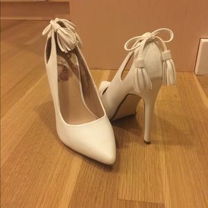 Decorated White Pointed Pumps