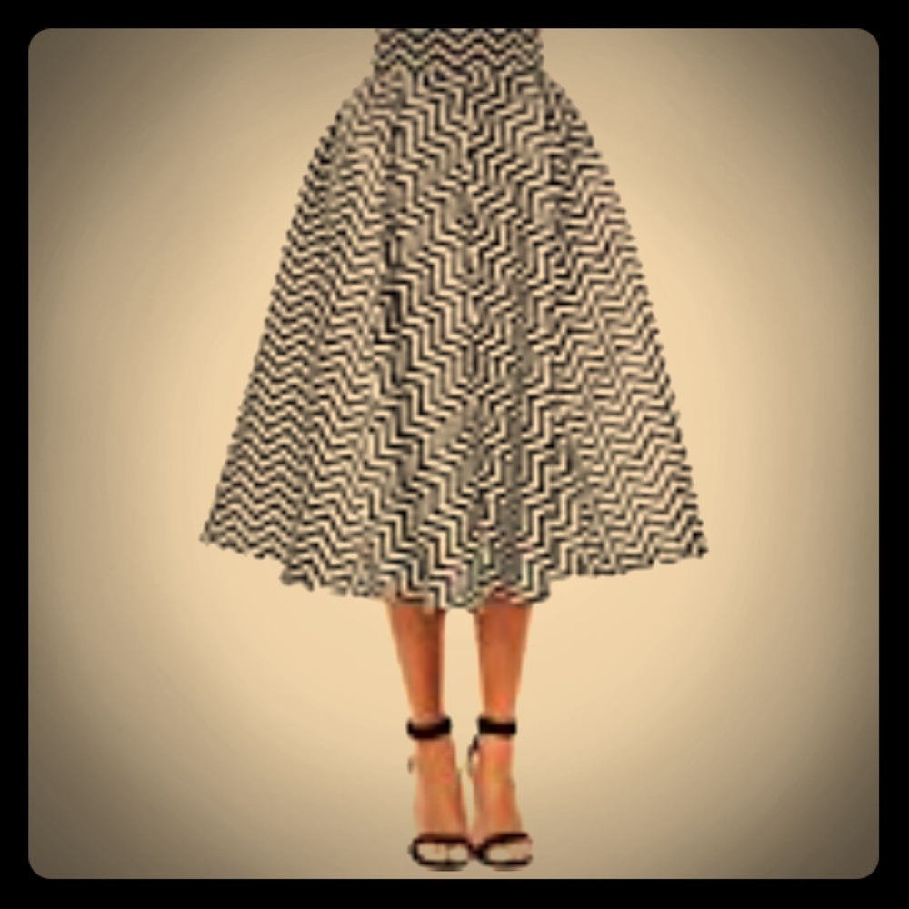 High waist pleated skirt with chevron design.