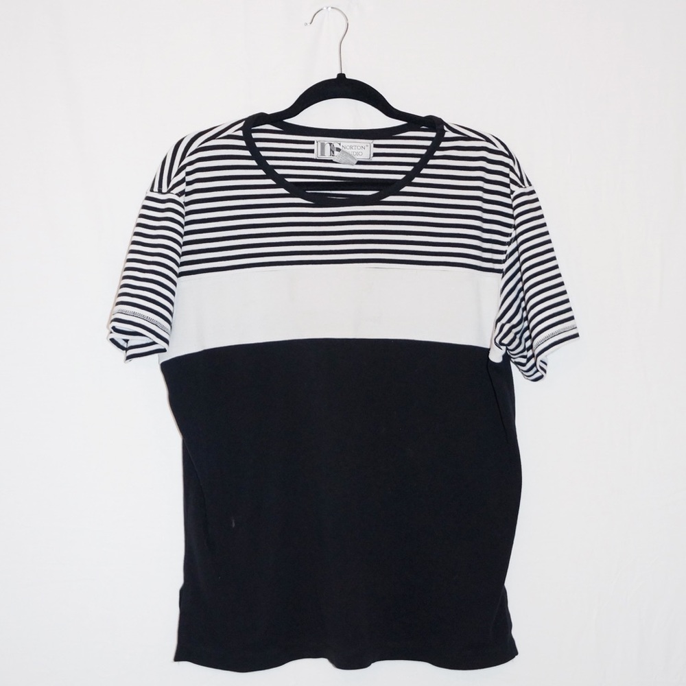 🎹VINTAGE Black and White Striped t-shirt🎹
