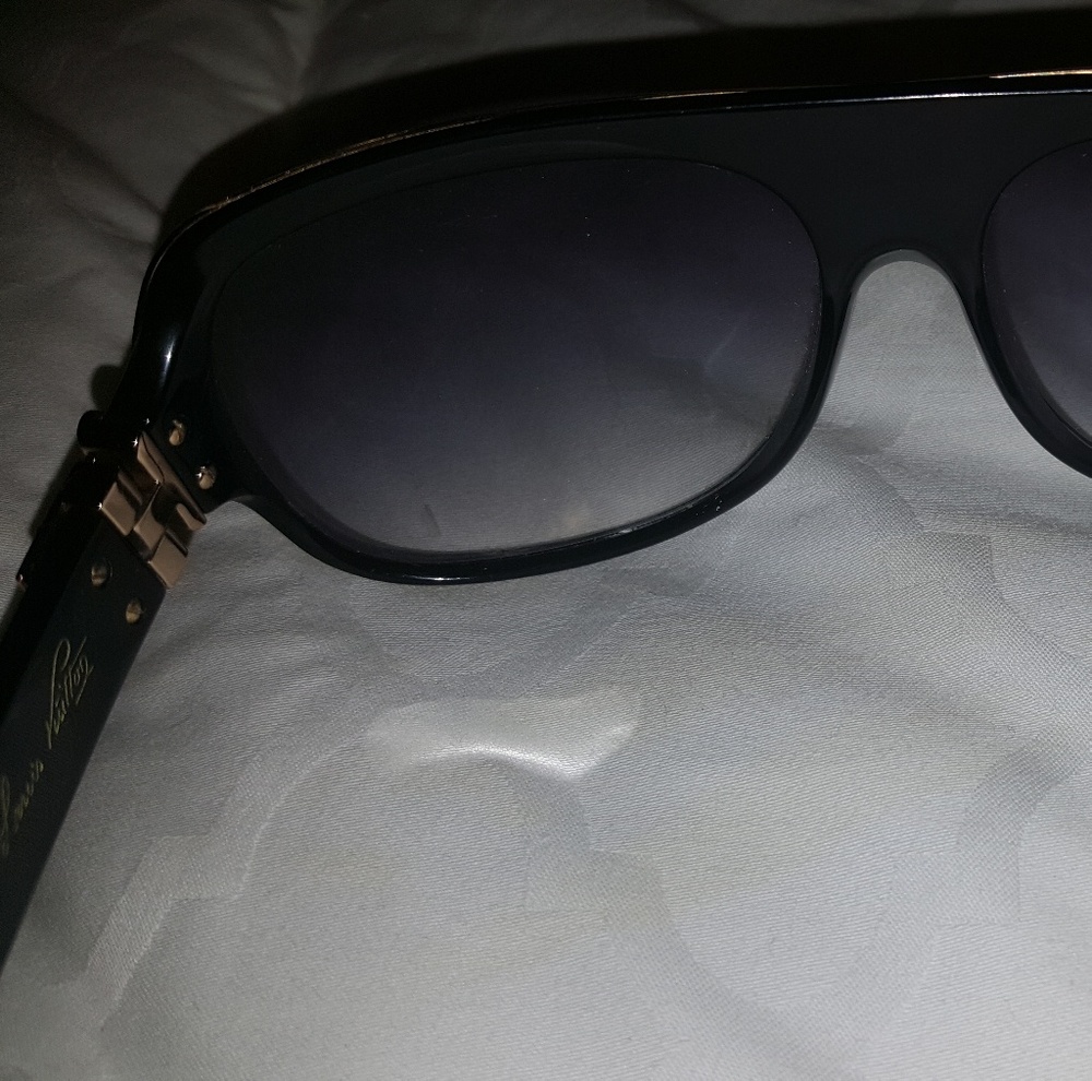 Louis Vuitton sunglasses - Picture 6 of 7