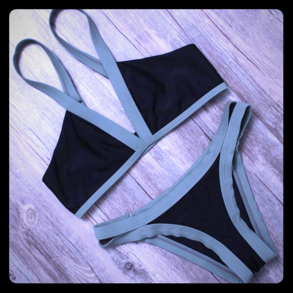 Sandy Buns Alexia: black and deep green bikini