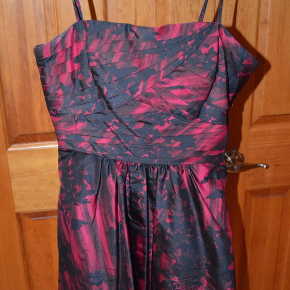 FCBAFIRMA - BCBG Red and Black Bubble Hem Cocktail Dress