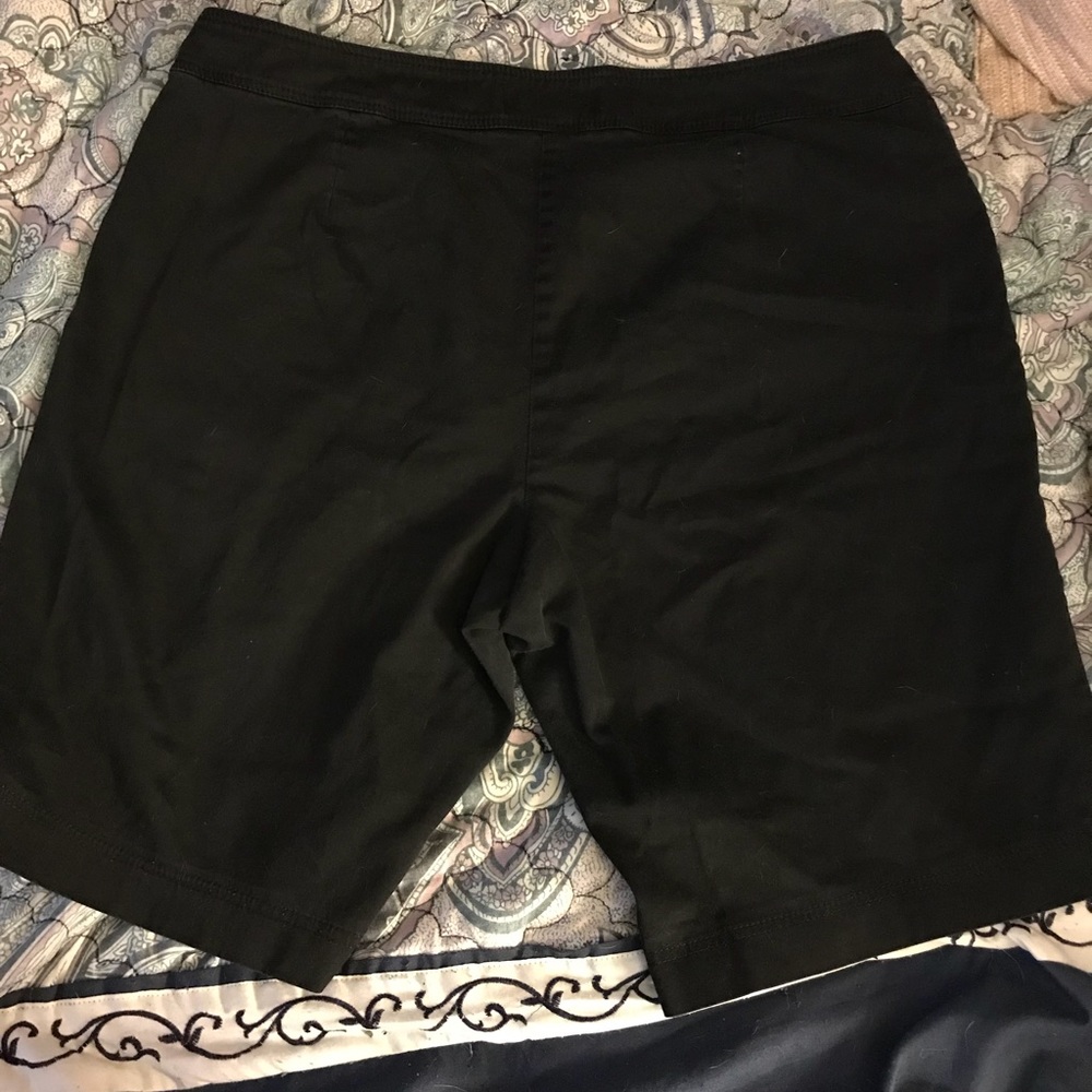 Woman’s shorts - Picture 4 of 4