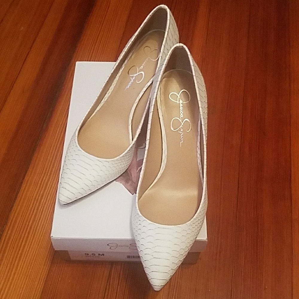 White Jessica Simpson Levin heels 👠