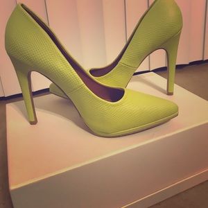 PUMPS!! Neon green🍀