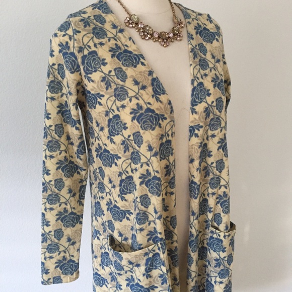 LuLaRoe Sweaters - 🦄 MAJOR UNICORN LuLaRoe Sarah Roses 🌹 sz Small