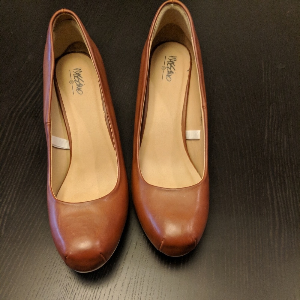Tan Mernon heels - Closed toe, Nearly new! Size 11