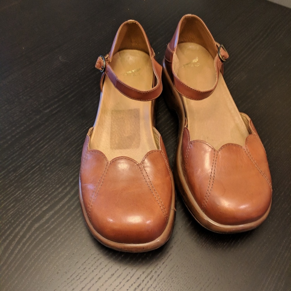 Cute tan Danako mary janes