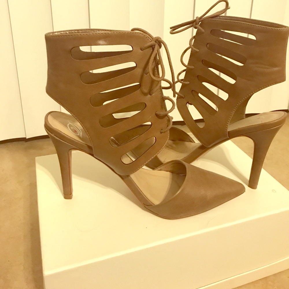 Laced pumps!