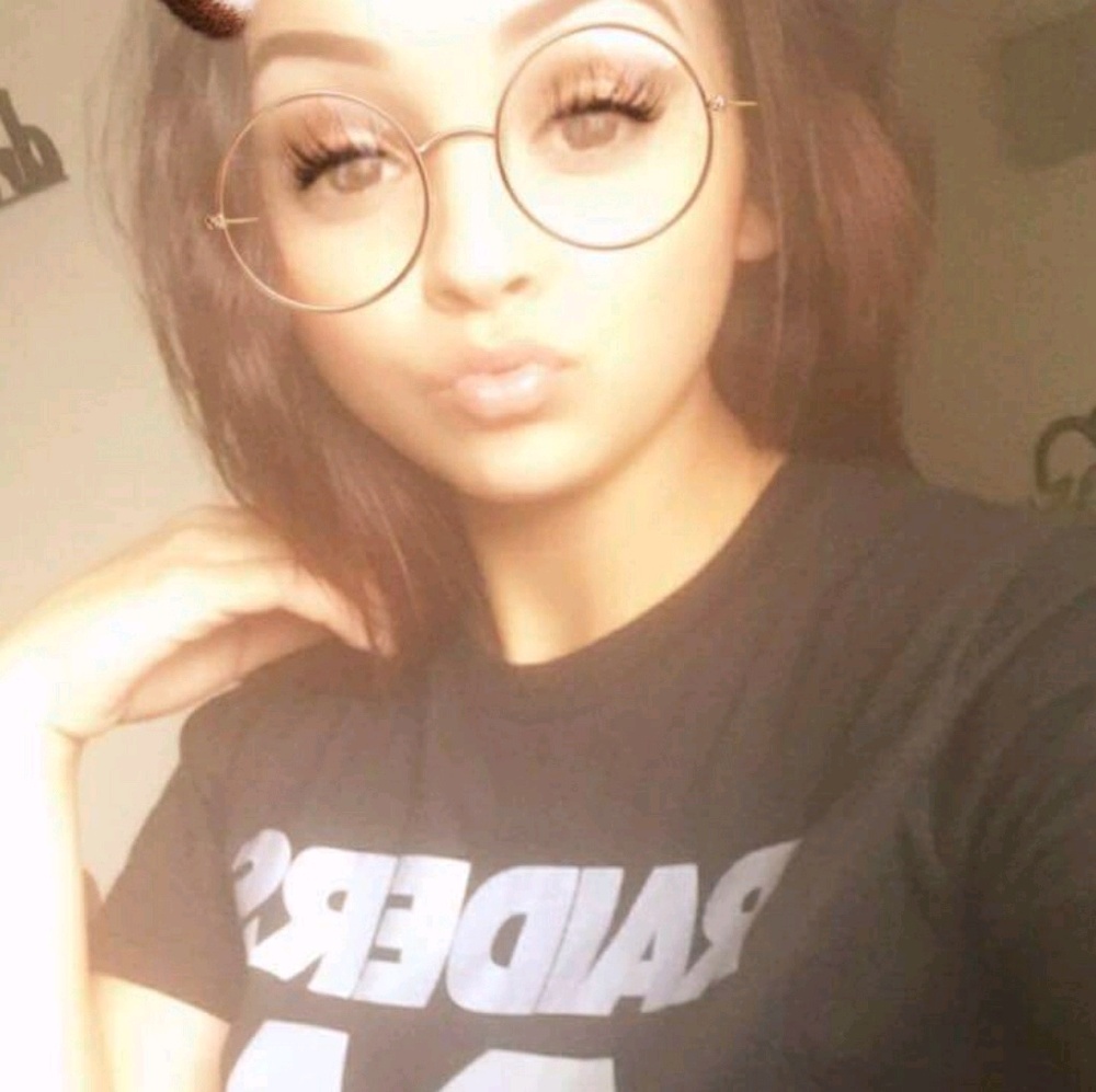 Meet your Posher, Olyvia