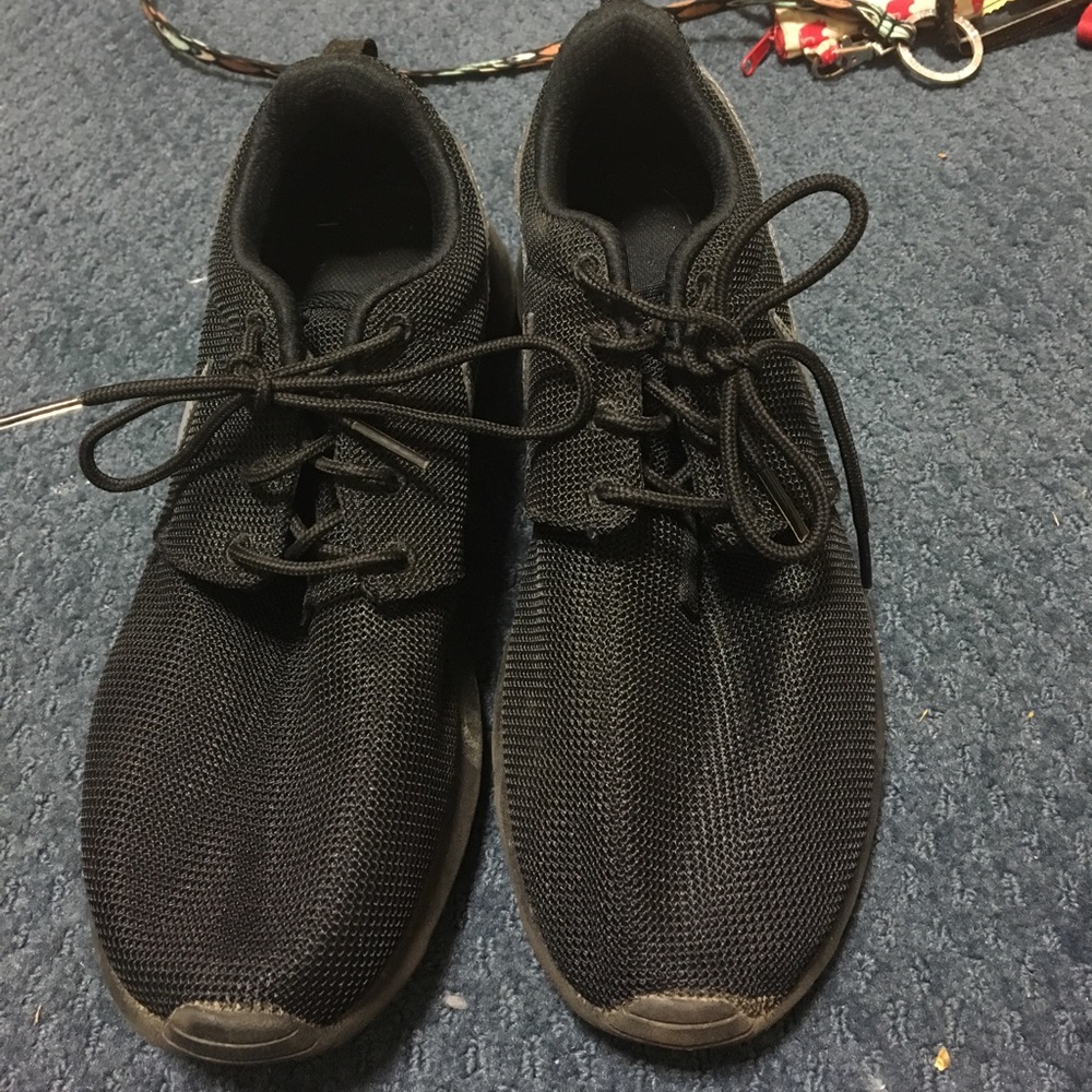 Black Nike Roshes