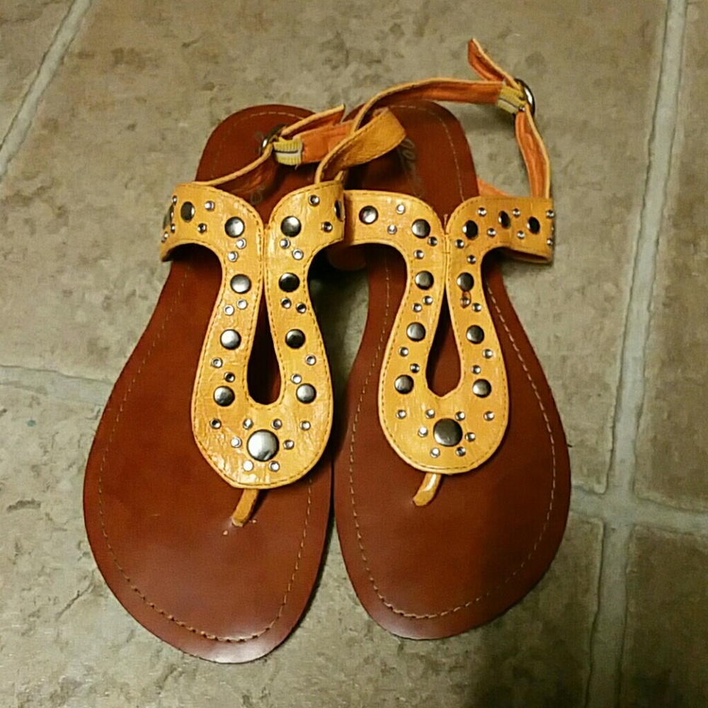 GOMAX Horseshoe Thong Sandals Rhinestone Accents