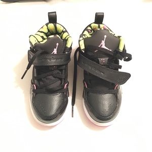 Girs Jordan sneakers